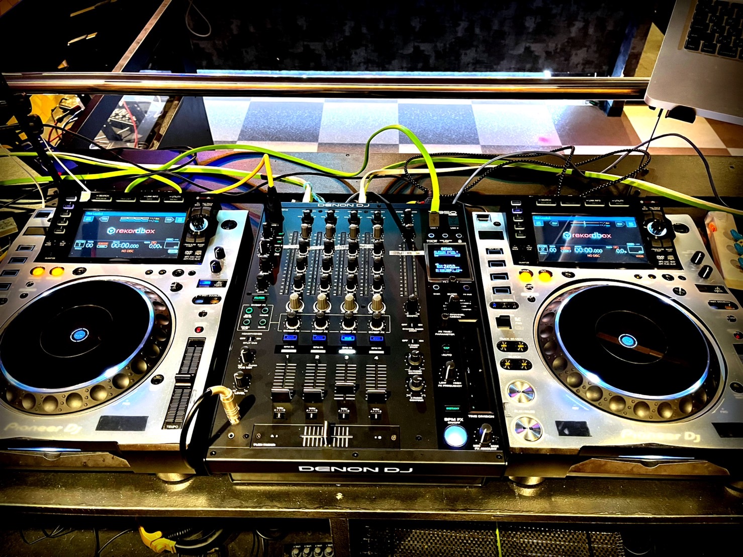 3FのMixerもDENON DJ X-1850に変わりました。